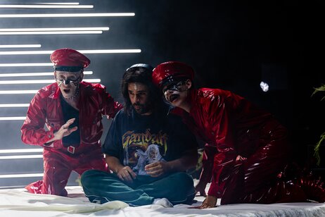 ÖEA Kammerspiele Innsbruck: Thomas Lichtenecker (Doll), Julien Horbatuk (Guy) & Paul Schweinester (Council Member) | © Victor Klein