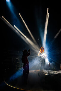 ÖEA Kammerspiele Innsbruck: Lucy Altus (Nur) & Ensemble PHACE (Council) | © Victor Klein ÖEA Kammerspiele Innsbruck: Lucy Altus (Nur) & Ensemble PHACE (Council) | © Victor Klein