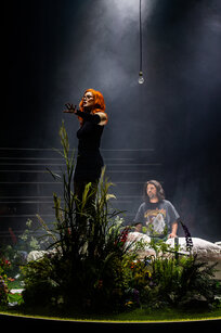 ÖEA Kammerspiele Innsbruck: Lucy Altus (Nur) & Julien Horbatuk (Guy) | © Victor Klein ÖEA Kammerspiele Innsbruck: Lucy Altus (Nur) & Julien Horbatuk (Guy) | © Victor Klein