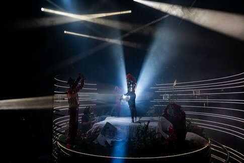 ÖEA Kammerspiele Innsbruck:  Julien Horbatuk (Guy), Lucy Altus (Nur) & Ensemble PHACE (Council)
