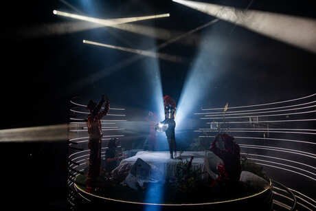 ÖEA Kammerspiele Innsbruck: Lucy Altus (Nur) & Ensemble PHACE (Council) | © Victor Klein ÖEA Kammerspiele Innsbruck: Lucy Altus (Nur) & Ensemble PHACE (Council) | © Victor Klein