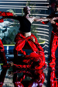 ÖEA Kammerspiele Innsbruck: Thomas Lichtenecker (Doll) & Ensemble PHACE (Council) | © Victor Klein ÖEA Kammerspiele Innsbruck: Thomas Lichtenecker (Doll) & Ensemble PHACE (Council) | © Victor Klein