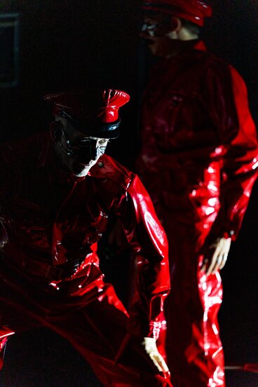 ÖEA Kammerspiele Innsbruck: Thomas Lichtenecker (Doll) & Paul Schweinester (Council Member) | © Victor Klein