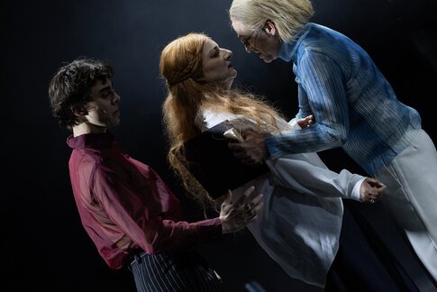 Tommy Fischnaller-Wachtler (Shrewsbury), Marion Reiser (Elisabeth), Kristoffer Nowak (Burleigh) 