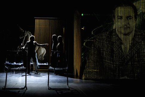 Kristoffer Nowak (Burleigh), Philipp Rudig (Mortimer), Ulrike Lasta (Paulet), Patrick Ljuboja (Nachrichtensprecher) 