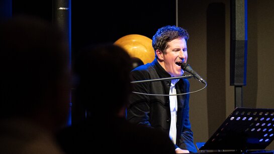 Craig Hansford, Mastermind des Runway Quartet, ausnahmsweise einmal nicht als 1. Posaunist im TSOI, sondern am Klavier und als Sänger on fire.