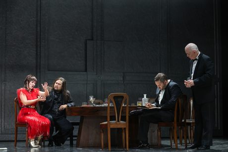 Annina Wachter (Oscar), Önay Köse (Renato), Kazuki Yoshida (Gustavo), William Tyler Clark (Ein Richter) | © Barbara Pálffy Annina Wachter (Oscar), Önay Köse (Renato), Kazuki Yoshida (Gustavo), William Tyler Clark (Ein Richter) | © Barbara Pálffy