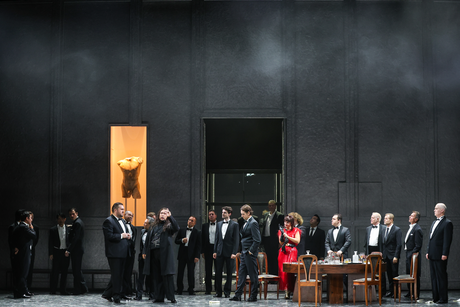 Önay Köse (Renato), Kazuki Yoshida (Gustavo), Annina Wachter (Oscar), William Tyler Clark (Ein Richter), Chor des Tiroler Landestheaters | © Barbara Pálffy Önay Köse (Renato), Kazuki Yoshida (Gustavo), Annina Wachter (Oscar), William Tyler Clark (Ein Richter), Chor des Tiroler Landestheaters | © Barbara Pálffy