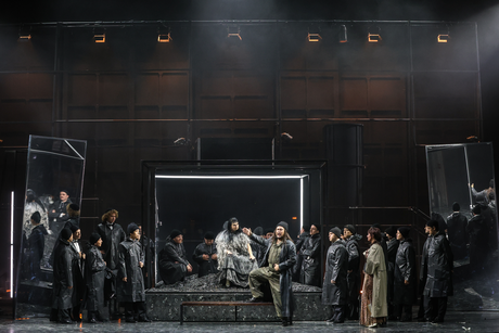 Marta Świderska (Ulrica), Kazuki Yoshida (Gustavo), Annina Wachter (Oscar), Chor des Tiroler Landestheaters | © Barbara Pálffy Marta Świderska (Ulrica), Kazuki Yoshida (Gustavo), Annina Wachter (Oscar), Chor des Tiroler Landestheaters | © Barbara Pálffy
