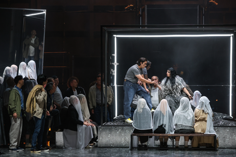 Jacob Phillips (Silvano), Marta Świderska (Ulrica), Chor des Tiroler Landestheaters  | © Barbara Pálffy