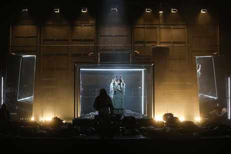 Kazuki Yoshida (Gustavo), Marta Świderska (Ulrica), Chor des Tiroler Landestheaters | © Barbara Pálffy Kazuki Yoshida (Gustavo), Marta Świderska (Ulrica), Chor des Tiroler Landestheaters | © Barbara Pálffy