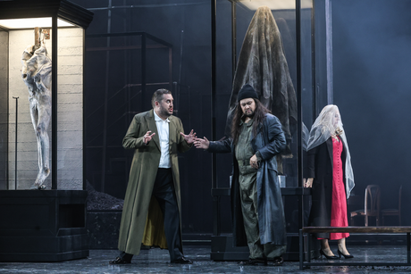 Önay Köse (Renato), Viktorija Kaminskaite (Amelia), Kazuki Yoshida (Gustavo) | © Barbara Pálffy Önay Köse (Renato), Viktorija Kaminskaite (Amelia), Kazuki Yoshida (Gustavo) | © Barbara Pálffy