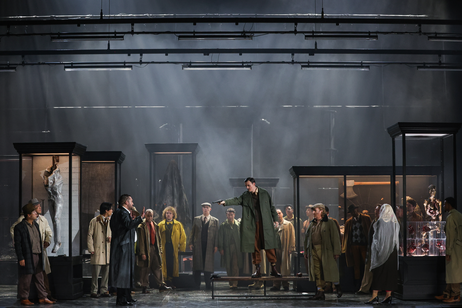 Önay Köse (Renato), Oliver Sailer (Graf Ribbing), Johannes Maria Wimmer (Graf Horn), Viktorija Kaminskaite (Amelia), Chor des Tiroler Landestheaters  | © Barbara Pálffy
