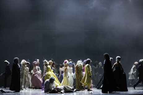 Önay Köse (Renato), Kazuki Yoshida (Gustavo), Annina Wachter (Oscar), Viktorija Kaminskaite (Amelia), Chor des Tiroler Landestheaters | © Barbara Pálffy