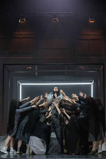 Marta Świderska (Ulrica), Chor des Tiroler Landestheaters