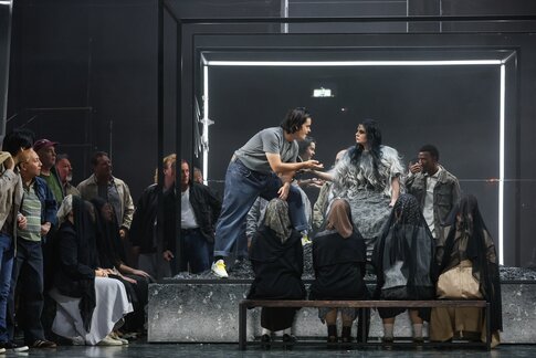 Jacob Phillips (Silvano), Marta Świderska (Ulrica), Chor des Tiroler Landestheaters