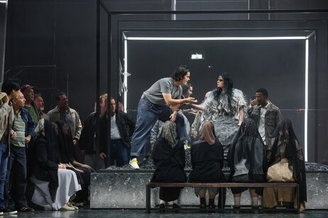 Jacob Phillips (Silvano), Marta Świderska (Ulrica), Chor des Tiroler Landestheaters
