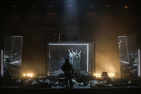 Kazuki Yoshida (Gustavo), Marta Świderska (Ulrica), Anastasia Lerman (Oscar), Chor des Tiroler Landestheaters