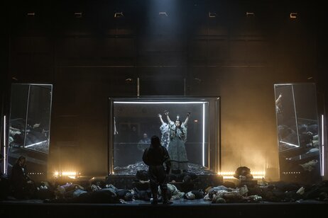Kazuki Yoshida (Gustavo), Marta Świderska (Ulrica), Anastasia Lerman (Oscar), Chor des Tiroler Landestheaters