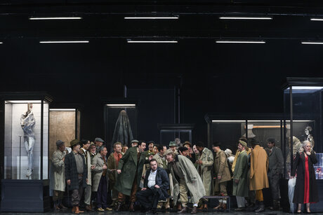 Oliver Sailer (Graf Ribbing), Önay Köse (Renato), Johannes Maria Wimmer (Graf Horn), Viktorija Kaminskaite (Amelia), Chor des Tiroler Landestheaters | © Barbara Pálffy