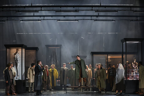 Önay Köse (Renato), Oliver Sailer (Graf Ribbing), Johannes Maria Wimmer (Graf Horn), Viktorija Kaminskaite (Amelia), Chor des Tiroler Landestheaters  | © Barbara Pálffy