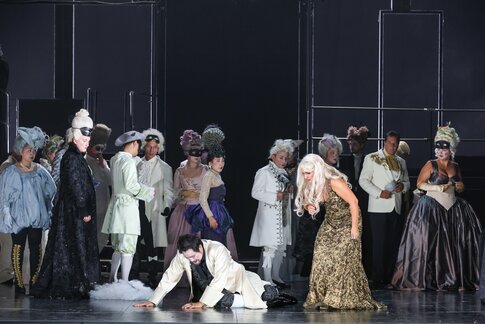 Kazuki Yoshida (Gustavo), Annina Wachter (Oscar), Chor des Tiroler Landestheaters