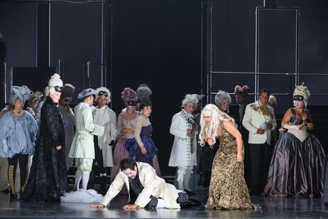 Kazuki Yoshida (Gustavo), Annina Wachter (Oscar), Chor des Tiroler Landestheaters