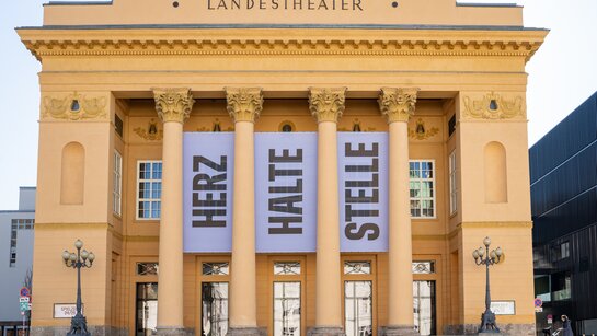 Fassade des Tiroler Landestheaters Innsbruck in der Spielzeit 25/26
