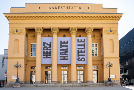 Fassade des Tiroler Landestheaters Innsbruck in der Spielzeit 25/26 | © Andrea Widauer