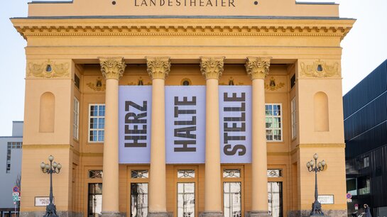 Fassade des Tiroler Landestheaters Innsbruck in der Spielzeit 25/26 | © Andrea Widauer