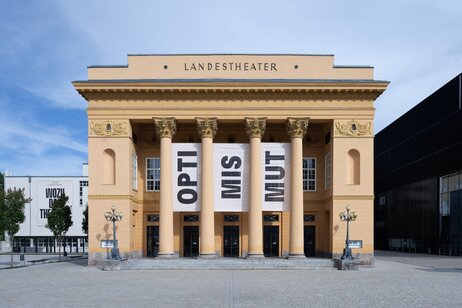 Fassade Großes Haus Spielzeit 26/27 | © Leon Arévalo