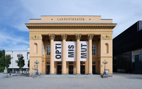Fassade Großes Haus Spielzeit 26/27 | © Leon Arévalo Fassade Großes Haus Spielzeit 26/27 | © Leon Arévalo