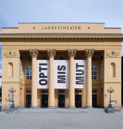 Fassade Großes Haus Spielzeit 26/27