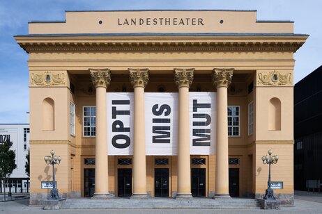 Fassade Großes Haus Spielzeit 26/27 | © Leon Arévalo