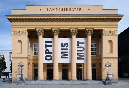 Fassade Großes Haus Spielzeit 26/27 | © Leon Arévalo Fassade Großes Haus Spielzeit 26/27 | © Leon Arévalo