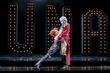 Jennifer Maines (Frau Pusebach), Tom Erik Lie (Theophil)  | © Birgit Gufler