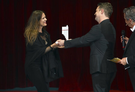 Joachim Leitner übergibt den Sonderpreis an Intendantin Irene Girkinger | © Christian Jobst