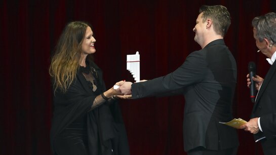 Joachim Leitner übergibt den Sonderpreis an Intendantin Irene Girkinger | © Christian Jobst