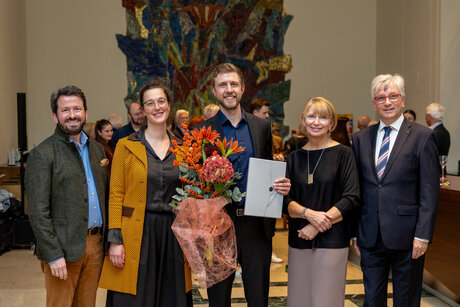 Der frischgebackene Förderpreisträger Benjamin Chamandy (Mitte) freute sich über die Glückwünsche von Gerrit Prießnitz (TLT-Chefdirigent), Jeannine Grüneis (Co-Direktorin Musiktheater), Eva Noldin (Schriftführerin des Freundeskreises des Tiroler Landestheaters) und Hofrat Erich Maierhofer (Obmann des Freundeskreises des Tiroler Landestheaters) (v.l.) | © Victor Klein