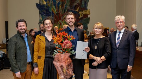 Der frischgebackene Förderpreisträger Benjamin Chamandy (Mitte) freute sich über die Glückwünsche von Gerrit Prießnitz (TLT-Chefdirigent), Jeannine Grüneis (Co-Direktorin Musiktheater), Eva Noldin (Schriftführerin des Freundeskreises des Tiroler Landestheaters) und Hofrat Erich Maierhofer (Obmann des Freundeskreises des Tiroler Landestheaters) (v.l.) | © Victor Klein