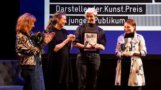Uschi Oberleiter (Text), Leni Plöchl (Stückentwicklung & Konzept), Edith Hamberger (Regie), Laura Nöbauer (Regie, Stückentwicklung & Konzept) (v.l.)
