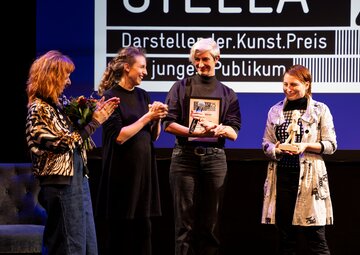 Uschi Oberleiter (Text), Leni Plöchl (Stückentwicklung & Konzept), Edith Hamberger (Regie), Laura Nöbauer (Stückentwicklung & Konzept) (v.l.)