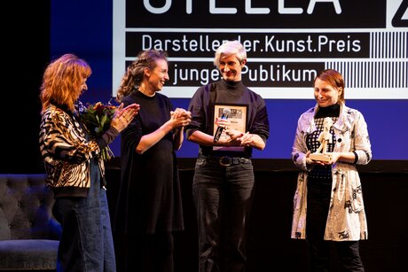 Uschi Oberleiter (Text), Leni Plöchl (Stückentwicklung & Konzept), Edith Hamberger (Regie), Laura Nöbauer (Stückentwicklung & Konzept) (v.l.) | © Erika Mayer