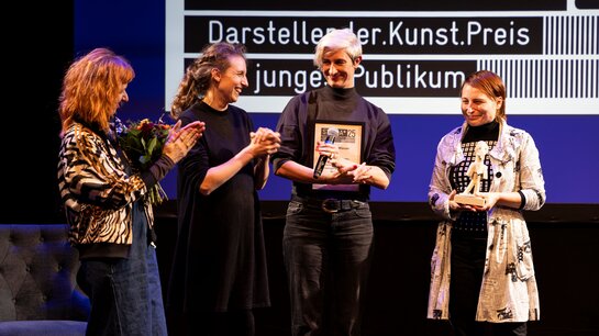 Uschi Oberleiter (Text), Leni Plöchl (Stückentwicklung & Konzept), Edith Hamberger (Regie), Laura Nöbauer (Regie, Stückentwicklung & Konzept) (v.l.) | © Erika Mayer