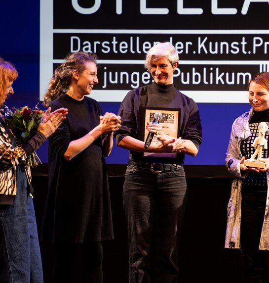 Uschi Oberleiter (Text), Leni Plöchl (Stückentwicklung & Konzept), Edith Hamberger (Regie), Laura Nöbauer (Regie, Stückentwicklung & Konzept) (v.l.) | © Erika Mayer