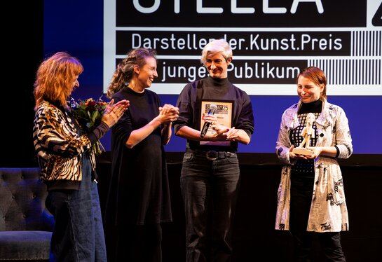 Uschi Oberleiter (Text), Leni Plöchl (Stückentwicklung & Konzept), Edith Hamberger (Regie), Laura Nöbauer (Stückentwicklung & Konzept) (v.l.)