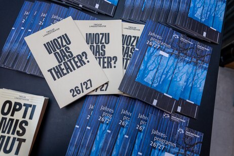 Spielzeitheft 26/27 und HDM Jahresprogramm 26/27 | © Victor Klein