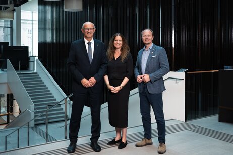 Anton Mattle (Landeshauptmann Tirol), Irene Girkinger (Geschäftsführende Intendantin) und Johannes Anzengruber (Bürgermeister Innsbruck) (v.l.) | © Leon Arévalo