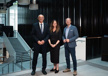 Anton Mattle (Landeshauptmann Tirol), Irene Girkinger (Geschäftsführende Intendantin) und Johannes Anzengruber (Bürgermeister Innsbruck) (v.l.)