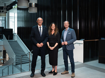 Anton Mattle (Landeshauptmann Tirol), Irene Girkinger (Geschäftsführende Intendantin) und Johannes Anzengruber (Bürgermeister Innsbruck) (v.l.) | © Leon Arévalo Anton Mattle (Landeshauptmann Tirol), Irene Girkinger (Geschäftsführende Intendantin) und Johannes Anzengruber (Bürgermeister Innsbruck) (v.l.) | © Leon Arévalo